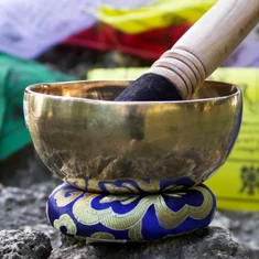 SIMA ÉS TERÁPIÁS TIBETI HANGTÁL 7 FÉMBŐL