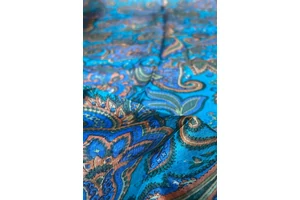 kobaltkek-alapon-zold-sal-selyem-