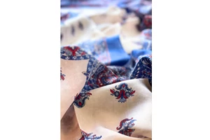 hollandkek-keretben-paisley-mintás-sal