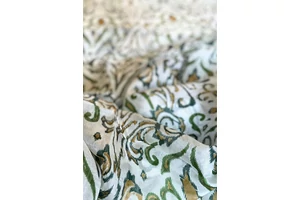 hermelinfeher-alapon-szaharasarga-angolzold-mintas-sal-selyem-