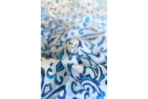 hermelinfeher-alapon-parizsikek-turkizkek-mintas-sal-selyem-