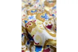 tunderfeher-alapon-tolgyfaszin-mintas-sal-selyem-