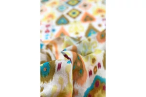 porcelanfeher-alapon-tolgyfaszin-mintas-sal-selyem-