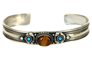 Tibeti karperec tigrisszem kővel dordzse szimbólumban, kék pöttyökkel