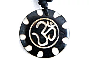 Nepáli csont nyaklánc OM szótag faragással, állítható impregnált vászonzsinóron