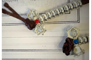 Számláló dordzse és csengő szimbólummal ezüst színben