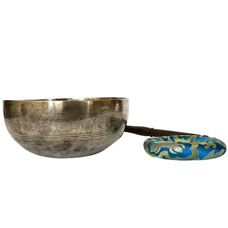 Csenrézivel gravírozott tibeti mantrás hangtál 7 fémből türkiz brokáttal és ütővel - videoval