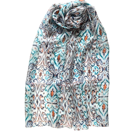 Habfehér alapon türkizkék, párizsikék és tűzliliom színű mintás 100% valódi hernyóselyem sál 50x180 cm