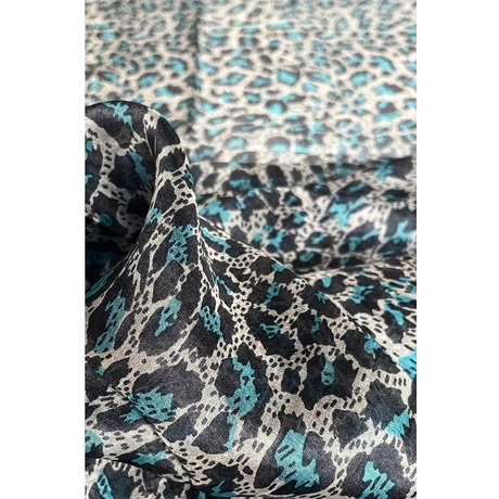 Hermelinfehér alapon leopárdmintás 100% valódi hernyóselyem sál 50x180 cm