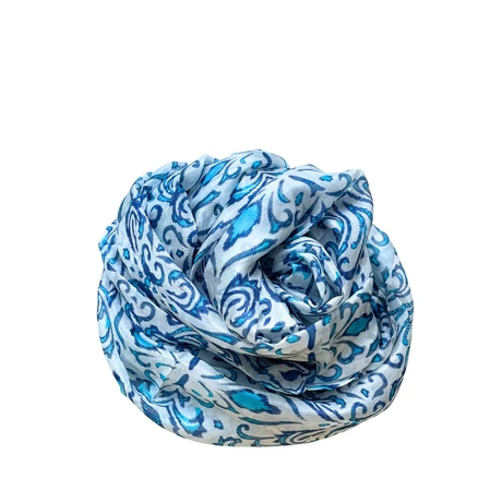 Hermelinfehér alapon türkizkék és párizsikék mintás 100% valódi hernyóselyem sál 100x180 cm