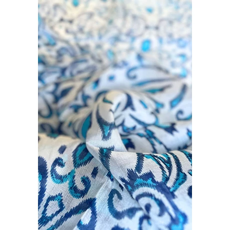 Hermelinfehér alapon türkizkék és párizsikék mintás 100% valódi hernyóselyem sál 100x180 cm