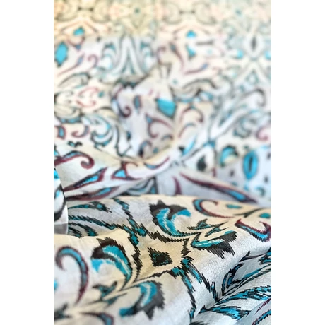 Habfehér alapon bársonyfekete, türkizkék és burgundyvörös mintás 100% valódi hernyóselyem sál 50x180 cm