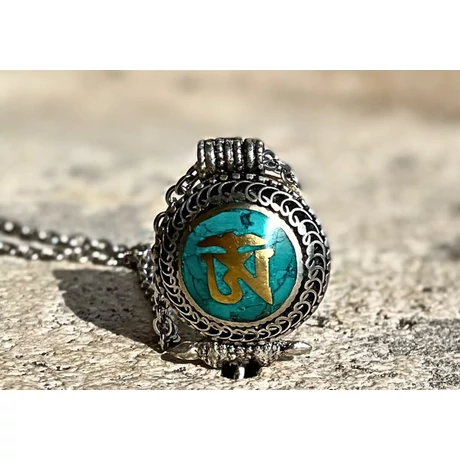 Türkiz gao üreges medál tibeti OM szótaggal, strapabíró nemesacél nyakláncon