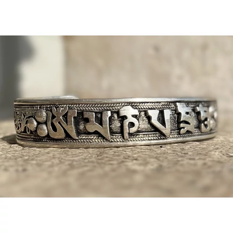 Ommanipemehung mantrás karperec belsejében sárkánnyal unisex design