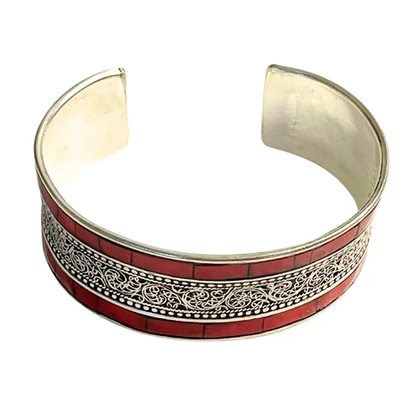 Korallal díszített tibeti karperec, belsejében sárkány gravírozással