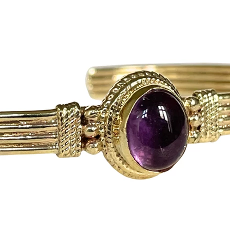 Ametiszt kővel díszített réz karperec