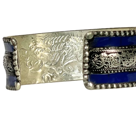 Lapisz lazuli karperec, belsejében sárkány gravírozással, domború verzió