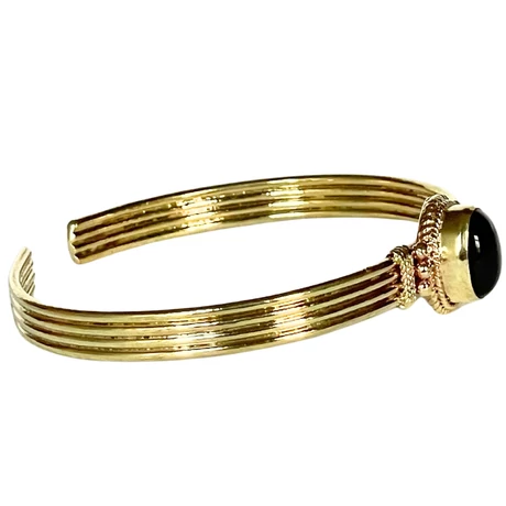 Onyx kővel díszített réz karperec