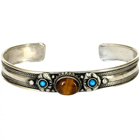 Tibeti karperec tigrisszem kővel dordzse szimbólumban, kék pöttyökkel