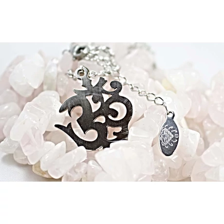 Szanszkrit OM nyaklánc orvosi fémből - bőrbarát, allergiamentes