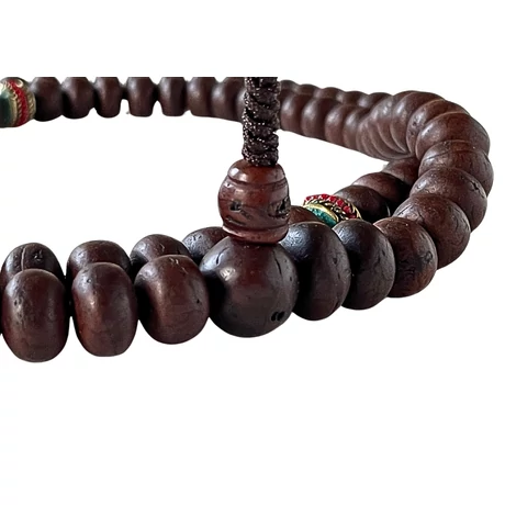 Bodhifa mala tibeti design osztóval, natúr szemekből sötétbarna színben 94 cm kerületű