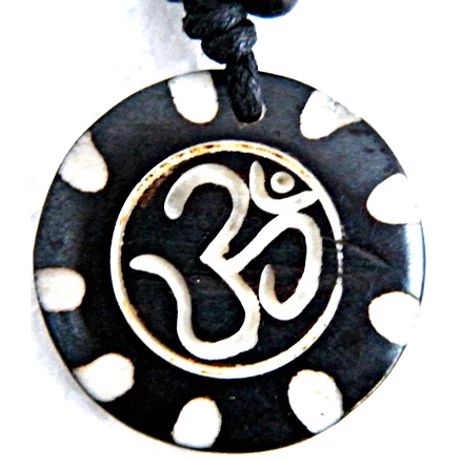 Nepáli csont nyaklánc OM szótag faragással, állítható impregnált vászonzsinóron